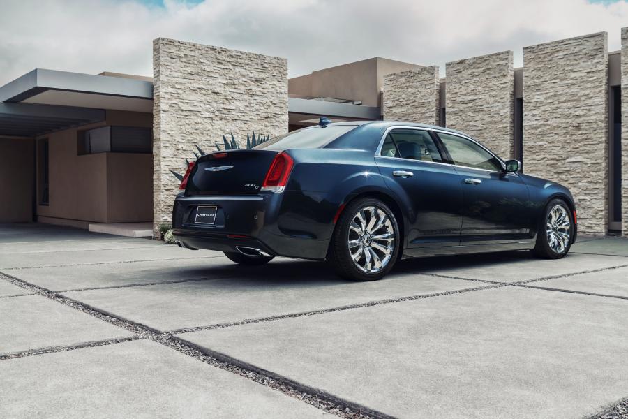  Chrysler 300C Platinum 2015 года  (фото 41 из 47)